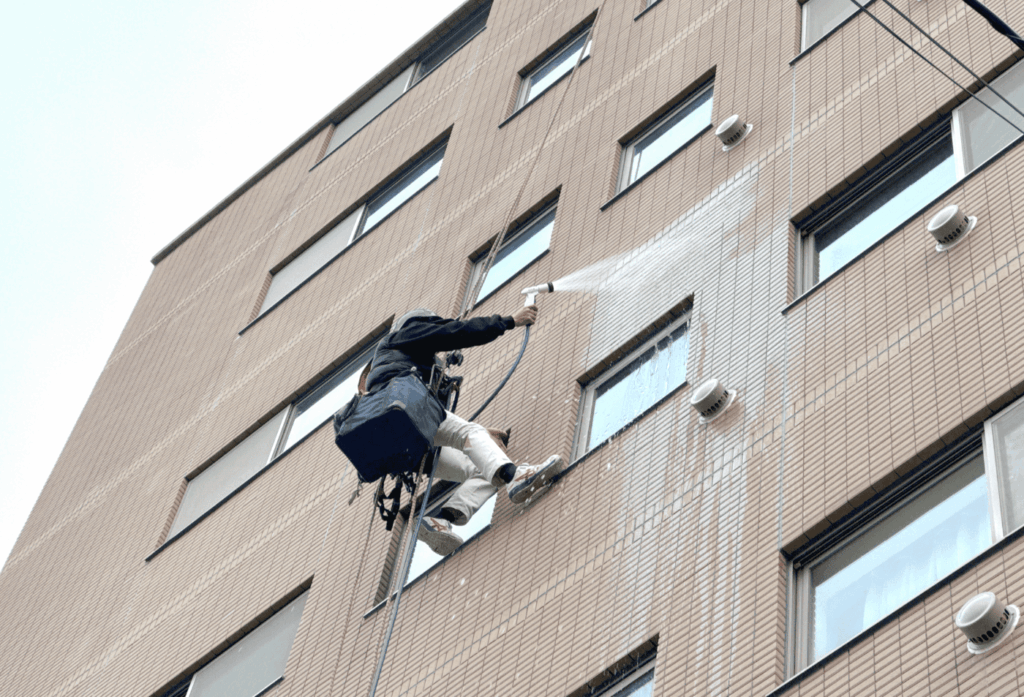 ロープで下降しながら外壁に水をかけているところ