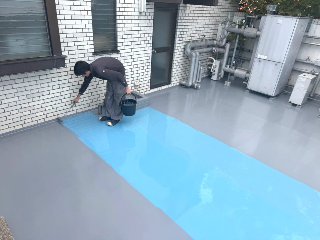 床面に防水材を塗っているところ