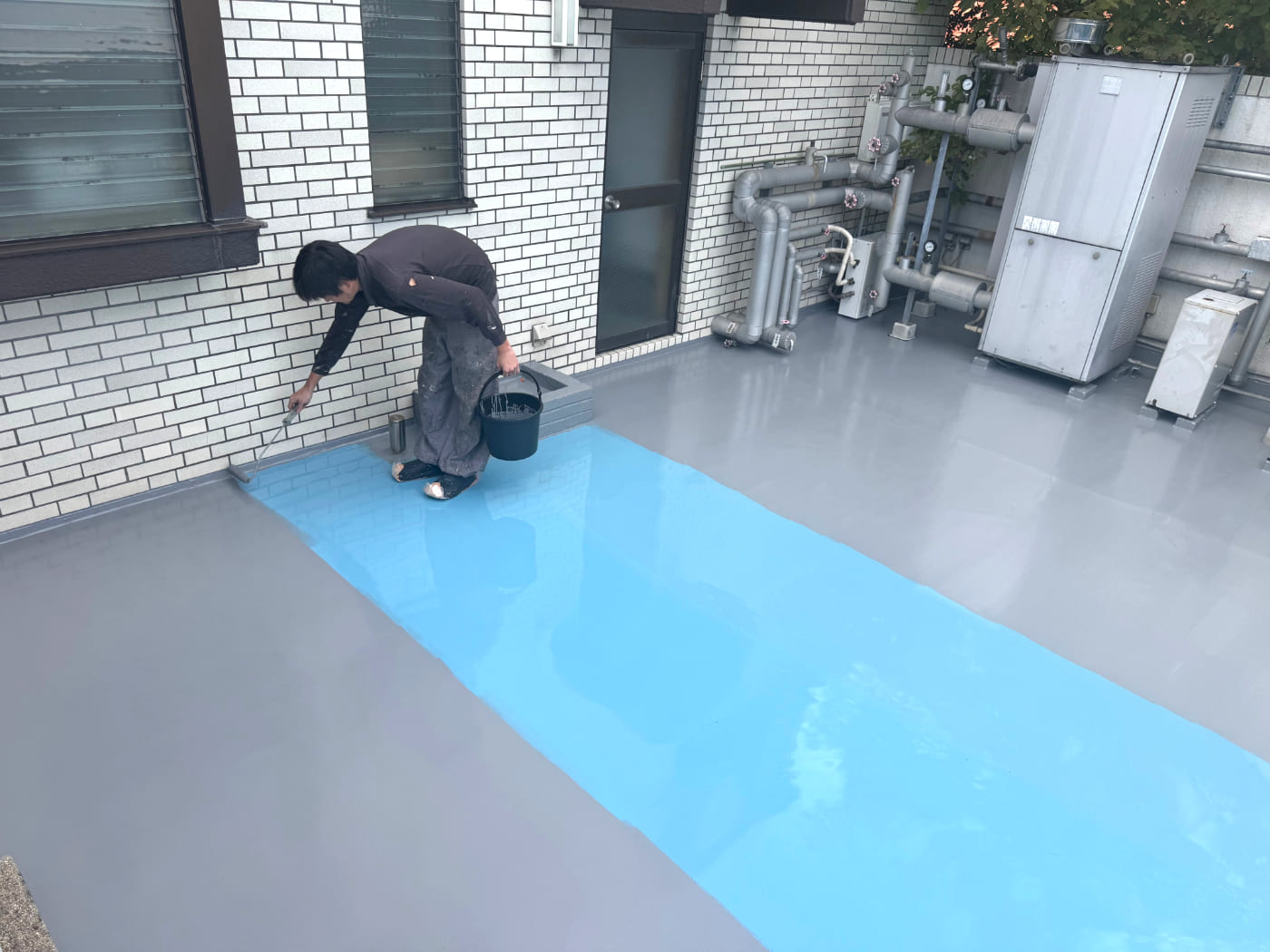 床面に防水材を塗布しているところ