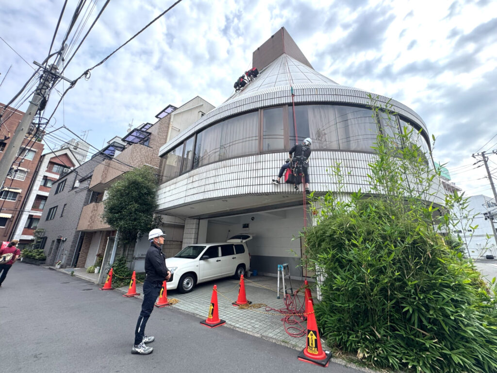 足場を組まずに、ロープで外壁を作業しているところ