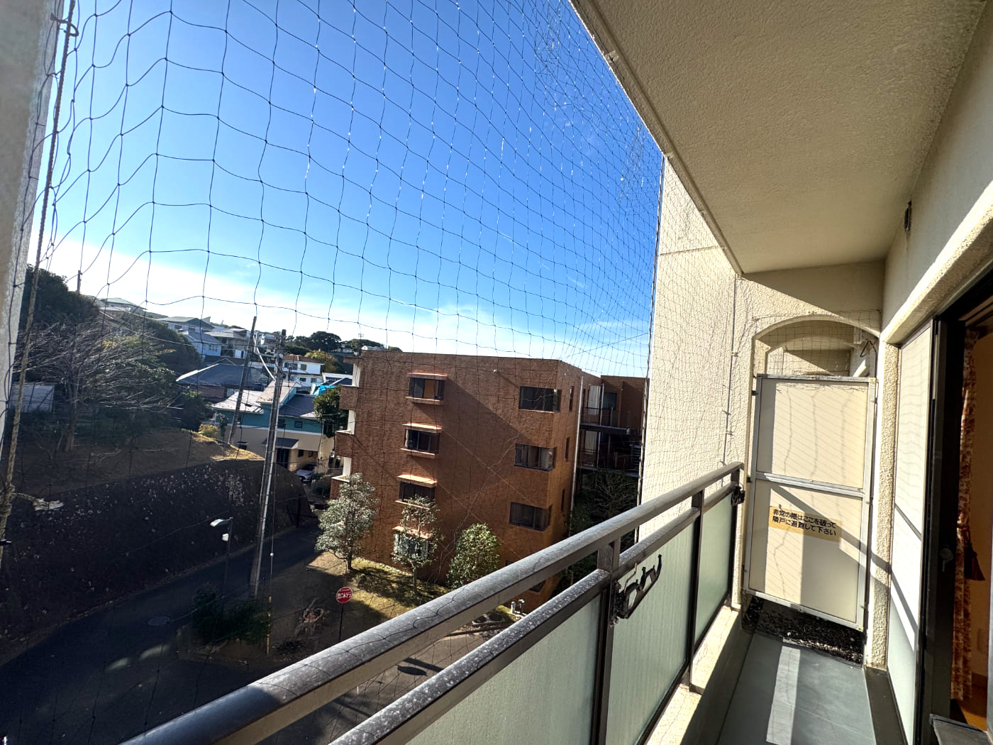 マンションのベランダに張った防鳥ネット