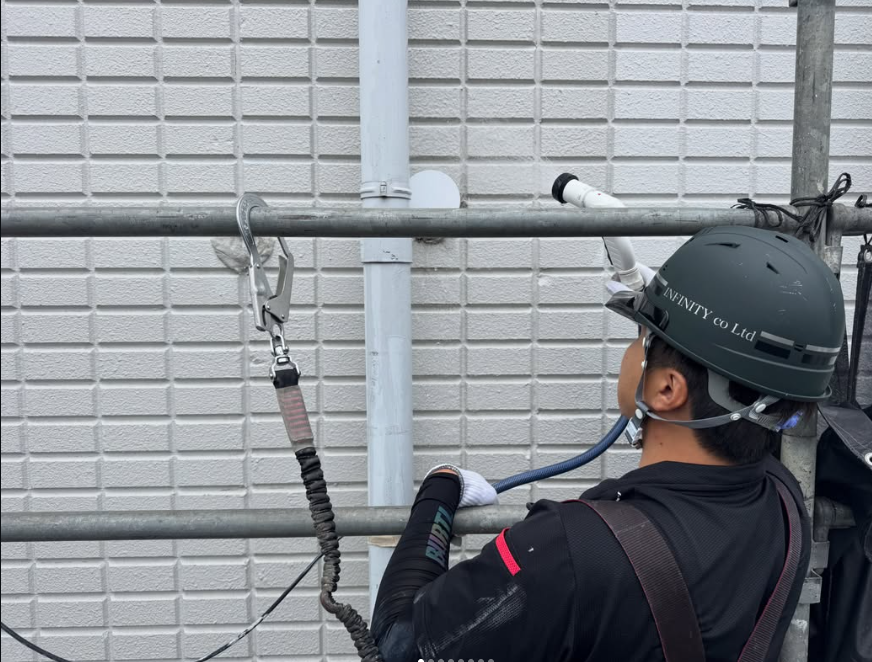 安全帯とヘルメットを装着した作業者