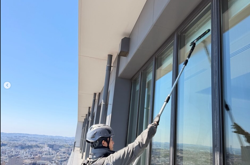 高所で建物の状態を確認しているところ