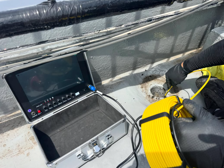 排水管カメラ調査の機材とモニター