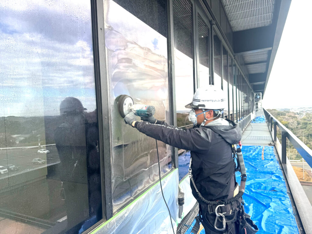 ガラス面を機械で研磨しているところ